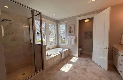 St. James House | Harbor Moon - 3 miles to Oak Island!