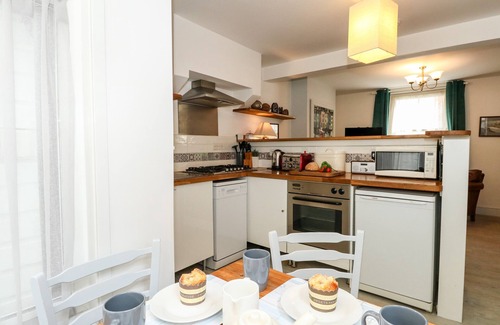 Weymouth Cottage | HARBOUR CATCH COTTAGE, pet friendly, with a garden in Weymouth