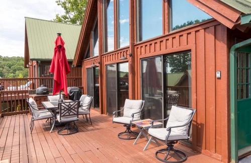Six Mile House | Harbour Pointe - Lake Keowee Chalet with Boat Slip