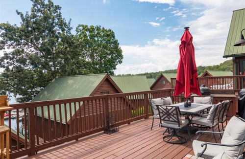 Six Mile House | Harbour Pointe - Lake Keowee Chalet with Boat Slip