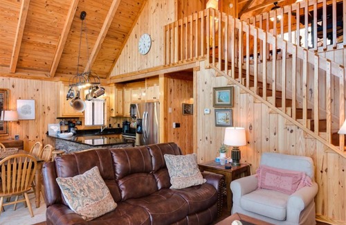 Six Mile House | Harbour Pointe - Lake Keowee Chalet with Boat Slip