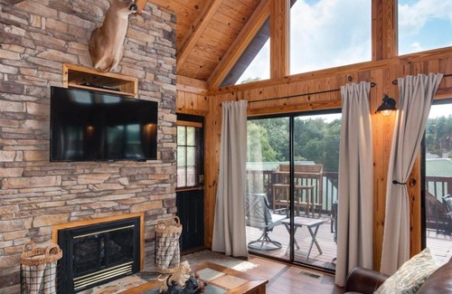 Six Mile House | Harbour Pointe - Lake Keowee Chalet with Boat Slip