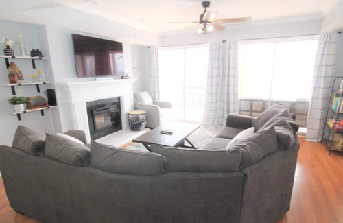 Lakeland Condo | Harbour Towne Condo - Beautifully Decorated, Incredible Lake View, Minimal Steps, Inquire for Slip!