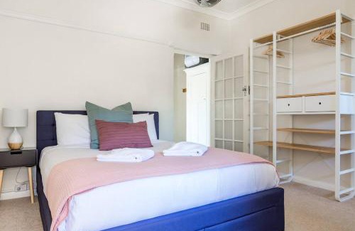 McMahons Point Apartment | Harbourfront Art Deco Hall - Sought-after in Sydney