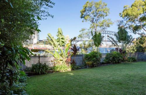 McMahons Point Apartment | Harbourfront Art Deco Hall - Sought-after in Sydney