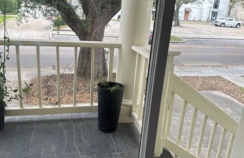 Chalmette House | Hardwood floors, Marble, newly renovated Wifi &AC 10 mins to Nola