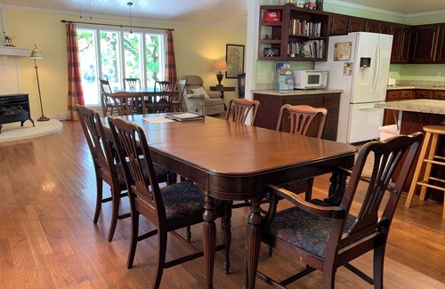 Hardy House | Hardy Lakehouse Lilypad, large 3-bedroom house on lake with boats and game room