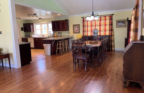 Hardy House | Hardy Lakehouse Lilypad, large 3-bedroom house on lake with boats and game room