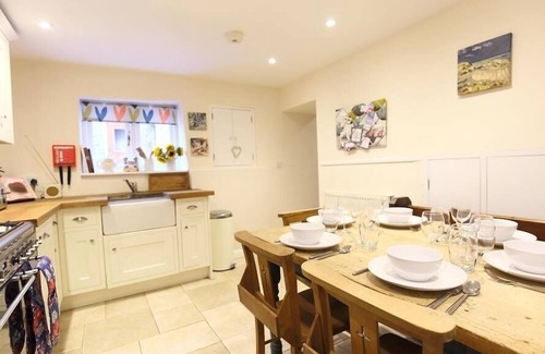 Chipping Norton Cottage | HARE HOUSE, pet friendly, with open fire in Chipping Norton