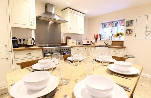 Chipping Norton Cottage | HARE HOUSE, pet friendly, with open fire in Chipping Norton