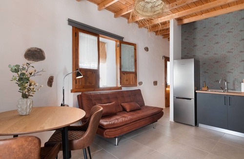 Tabayesco Apartment | Haría Holidays with Mountain Views, Shared Pool and Wi-Fi