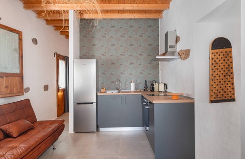 Tabayesco Apartment | Haría Holidays with Mountain Views, Shared Pool and Wi-Fi