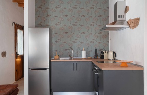Tabayesco Apartment | Haría Holidays with Mountain Views, Shared Pool and Wi-Fi