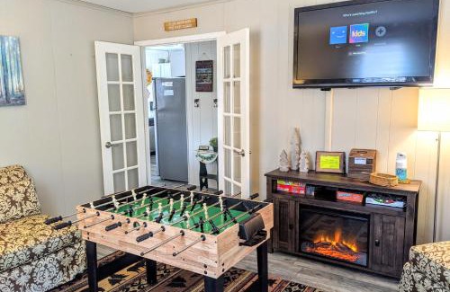 Lake Harmony Estates House | Harmony Cottage by AvantStay Lake Access Hot Tub Fire Pit Game Room