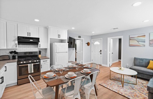 Baldwin Park House | Harmony Haven: 3BR Back House with Full Kitchen, Parking, Laundry, and Patio Bliss!