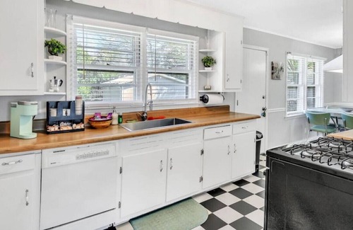 Dunean House | Harmony Lane~ Retro-Inspired Home 3 Mi to DT GVL!