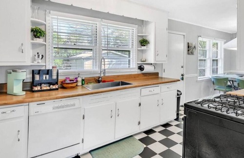 Dunean House | Harmony Lane~ Retro-Inspired Home 3 Mi to DT GVL!