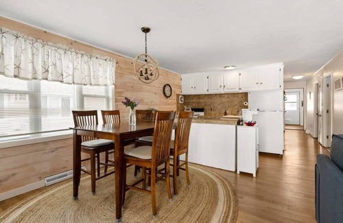 Hampton House | Harris Ave Hideaway | Private Deck | Near Marina