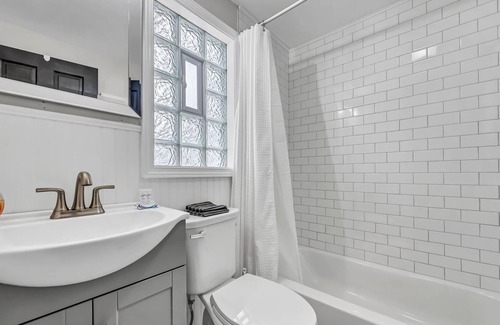 North Buffalo House | Harrison's Cozy HotTub Haven