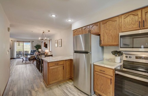 Lake Delton Condo | Harrison's Hideaway at Tamarack - Great Location!