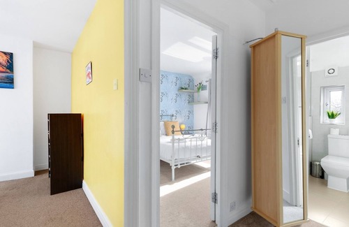 Wealdstone House | Harrow House 3 Bedrooms 2 Bathrooms Off-road Parking