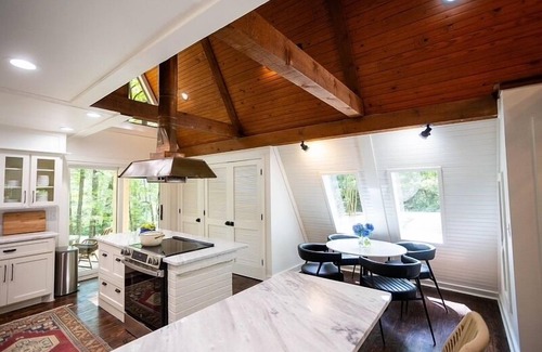 Oxford House | Hart A-Frame ❤️ Treehouse Cottage in the Woods, 1.6 Miles to Oxford Square!