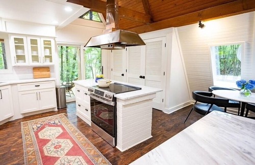 Oxford House | Hart A-Frame ❤️ Treehouse Cottage in the Woods, 1.6 Miles to Oxford Square!
