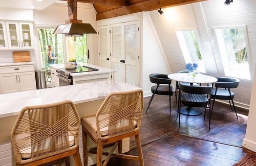 Oxford House | Hart A-Frame ❤️ Treehouse Cottage in the Woods, 1.6 Miles to Oxford Square!