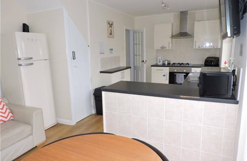 Stoke-on-Trent House | Hartshill – Private Twin Bedroom with shared facilities