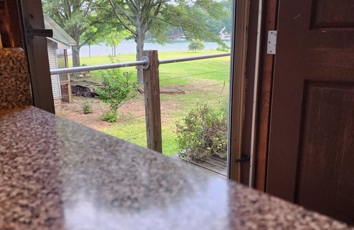 Townville Cabin | Hartwell Lake Vacation Retreat