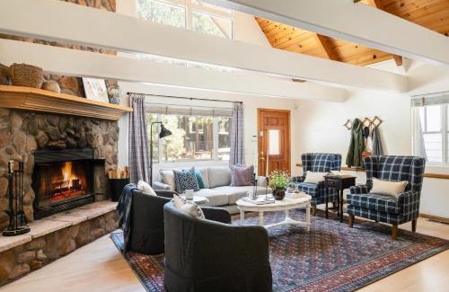 Summit Estates House | Hartwood by AvantStay Cozy Big Bear Abode w Spacious Deck Stone Fireplace