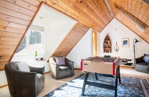 Summit Estates House | Hartwood by AvantStay Cozy Big Bear Abode w Spacious Deck Stone Fireplace