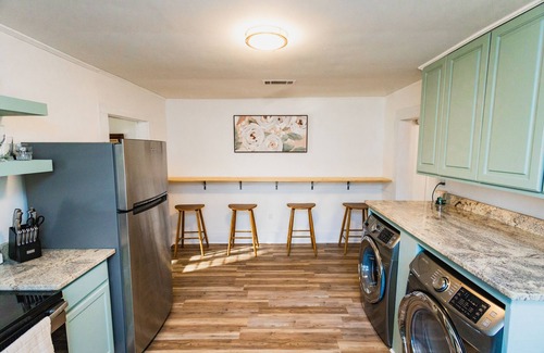 Hattiesburg House | Hattiesburg Retreat for Groups - Water Park & Zoo