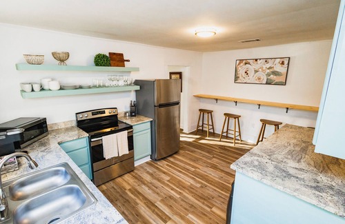 Hattiesburg House | Hattiesburg Retreat for Groups - Water Park & Zoo