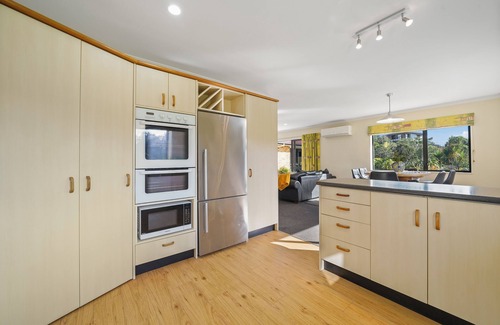 Waikanae House | Haumoana - Waikanae Beach Holiday Home