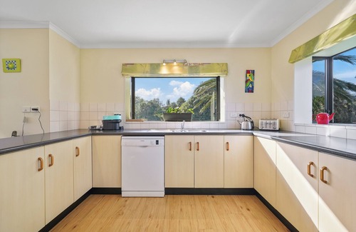 Waikanae House | Haumoana - Waikanae Beach Holiday Home