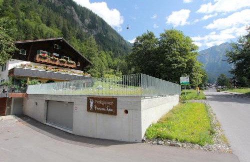 Partenen Bed & Breakfast | Haus am Rain