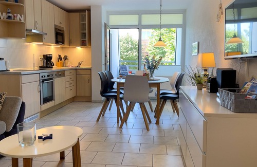 Duhnen Apartment | Haus Dortmund FeWo 1 - Cozy vacation apartment in Cuxhaven with balcony and garden