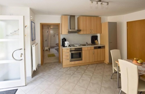 Bad Urach Apartment | Haus Eisele Ferienwohnung 1, 45qm, mit Doppelbett, Schlafsofa, TV, Badezimmer, Einbauküche, Sonnenterrasse