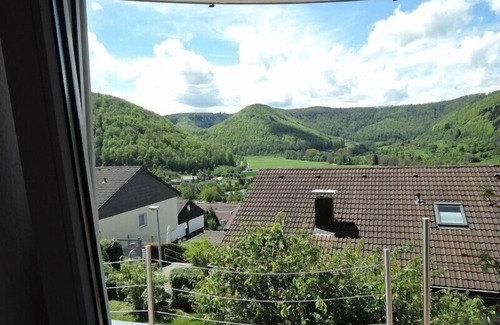 Bad Urach Apartment | Haus Eisele Ferienwohnung 1, 45qm, mit Doppelbett, Schlafsofa, TV, Badezimmer, Einbauküche, Sonnenterrasse