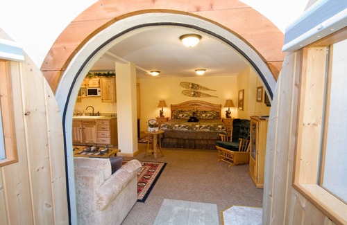 Leavenworth Ski Chalet | Haus Hanika B&B-The Chalet- Private hot tub Only 1 Mile from Downtown!