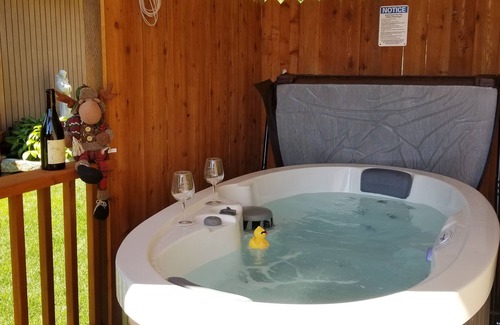 Leavenworth Ski Chalet | Haus Hanika B&B-The Chalet- Private hot tub Only 1 Mile from Downtown!