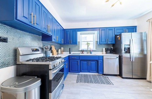 Evanston Apartment | Haus Of Hues: MDRN Bright Peaceful Private Apt