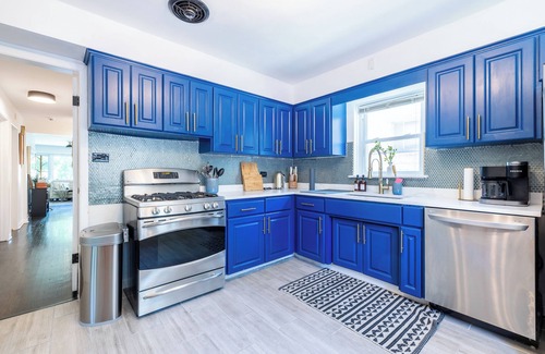 Evanston Apartment | Haus Of Hues: MDRN Bright Peaceful Private Apt