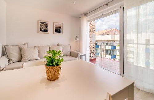 Santa Susanna Apartment | Hauzify I Apartament Rosa dels Vents