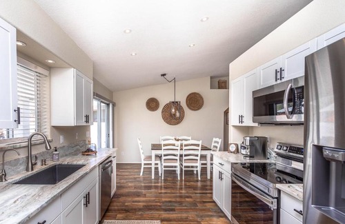Lake Havasu City House | HavaLovely Stay - Pool . Smart TV . Central