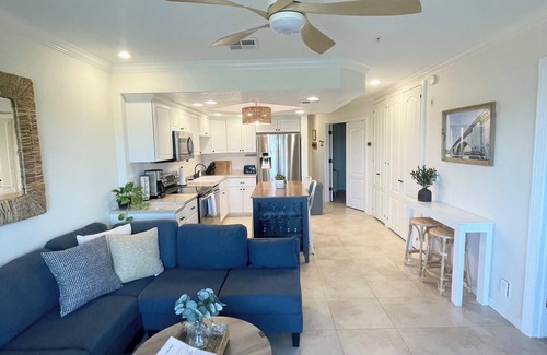 Lake Havasu City Condo | Havasu Lakeside Retreat! London Bridge Water Views