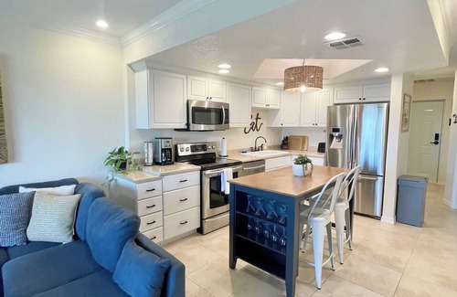 Lake Havasu City Condo | Havasu Lakeside Retreat! London Bridge Water Views