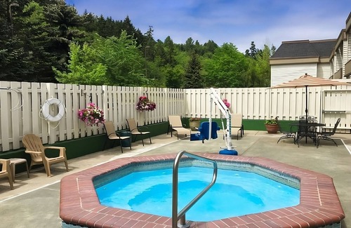 Poulsbo Resort | Have a Comfortable Stay in GuestHouse Poulsbo! Comes w/Free Parking & Breakfast