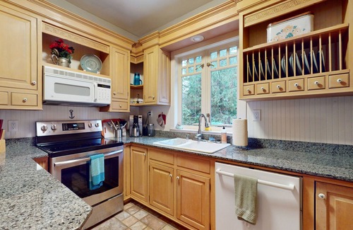 Shelton House | Haven near the water with kayaks, firepit, decks, amazing views - dog-friendly
